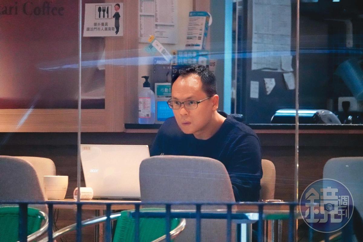 04/17 17:45 董德堉（圖）在台北市政府附近的咖啡廳打筆電，順便等凌下班。