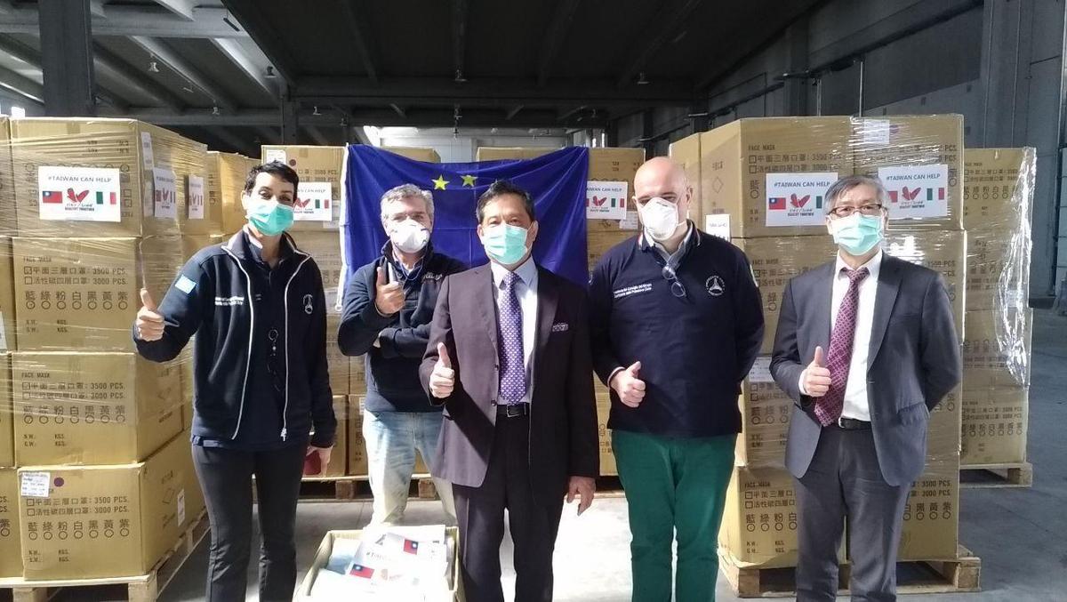 駐義大利代表李新穎日前代表政府捐贈50萬片口罩協助義大利抗疫。（翻攝自Taiwan in Italia臉書）