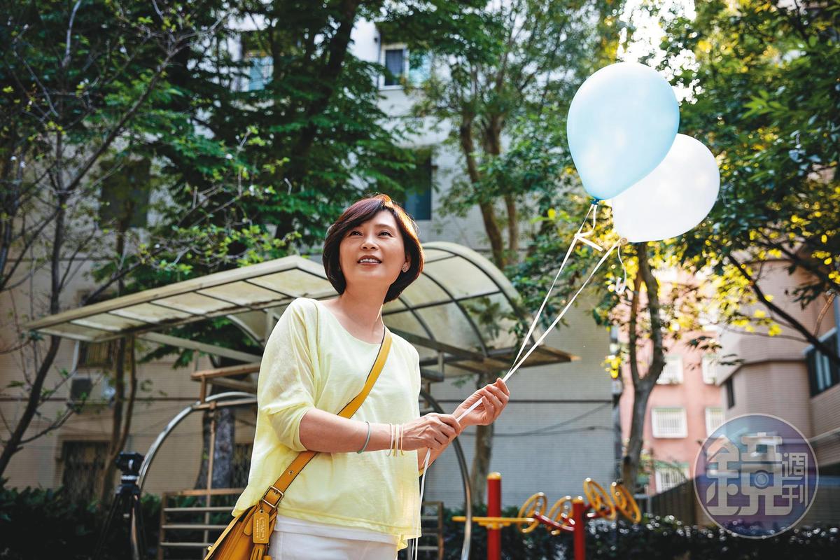 永強的告別式那天，歐玲君準備了哆啦A夢的藍白氣球，以悼念與祝福的心情，將氣球放飛天空。