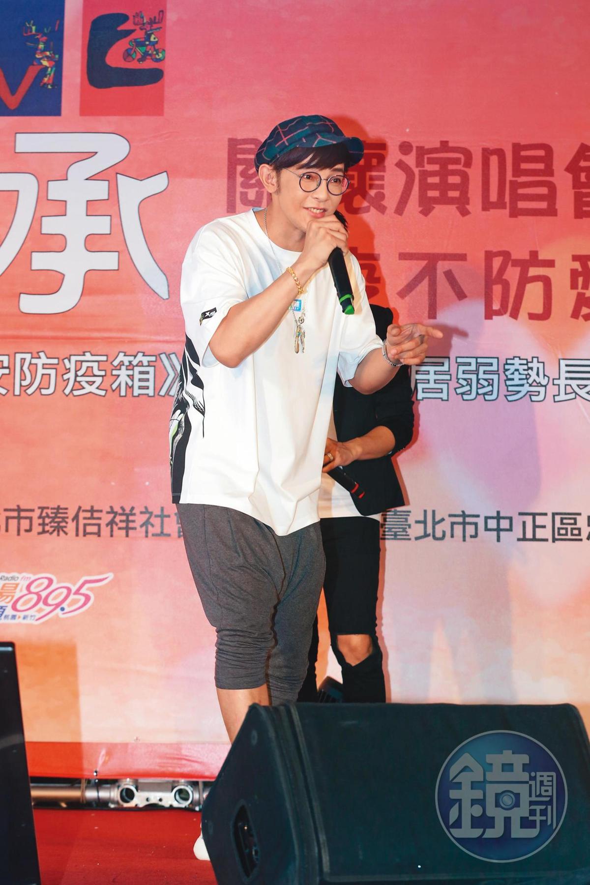 不久前汪東城出席演唱會時，難得戴了瓜呆眼鏡出場。