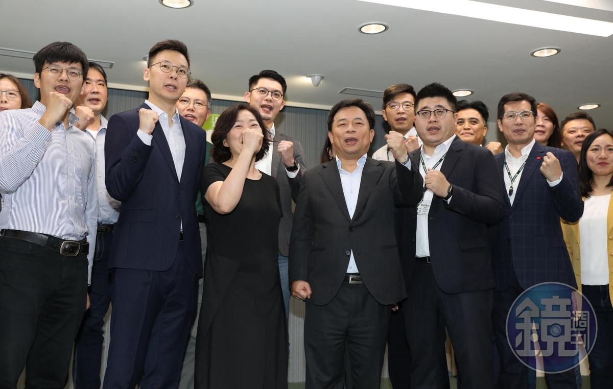 民進黨新任祕書長林錫耀（前排中）與副秘書長林飛帆（前排左2）、林鶴明（前排右3）等黨務主管合照。