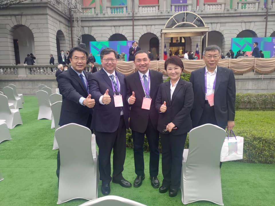 台南市長黃偉哲在活動後，於臉書po出5位直轄市長合照，卻被不少網友拿來P做哏圖。（翻攝自黃偉哲臉書）
