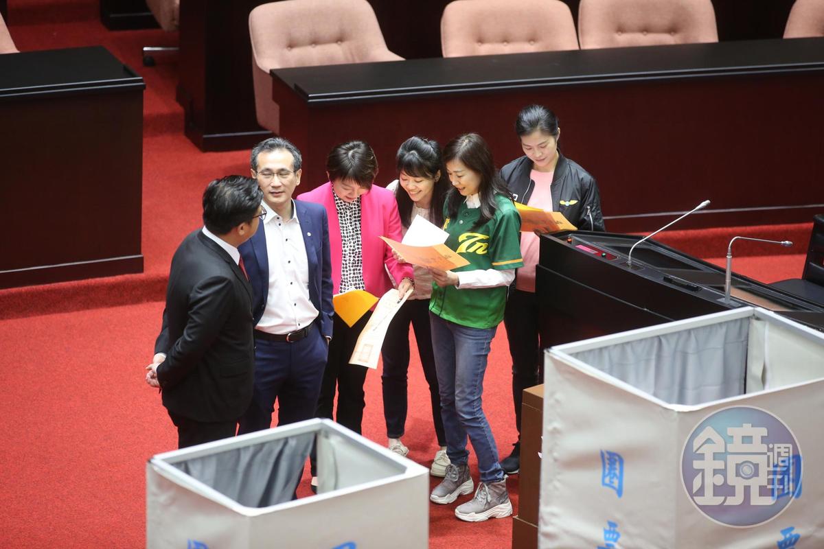 民進黨新科女立委范雲、高嘉瑜、林宜瑾投票前研究著手中選票。