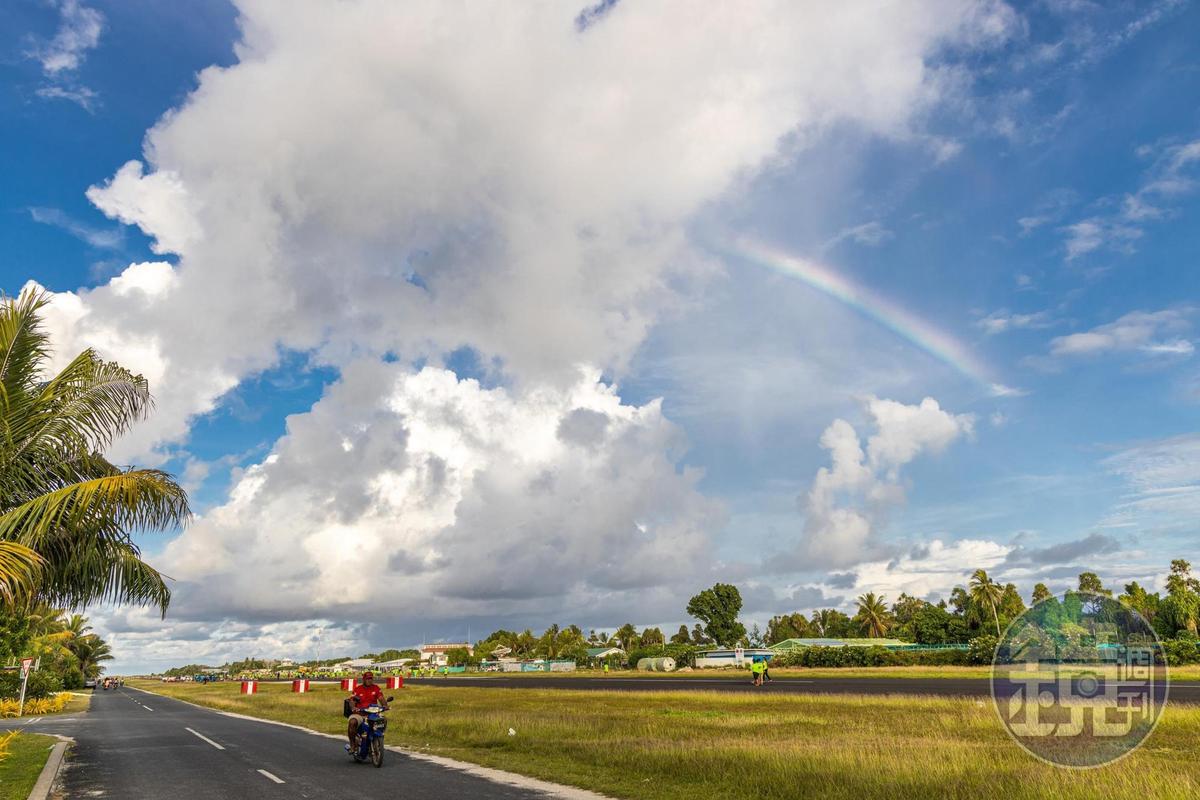回訪吐瓦魯這天，機場跑道出現了完整的彩虹。