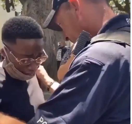 非裔男孩上街抗議痛哭，白人警察主動上前關心。（翻攝自推特）