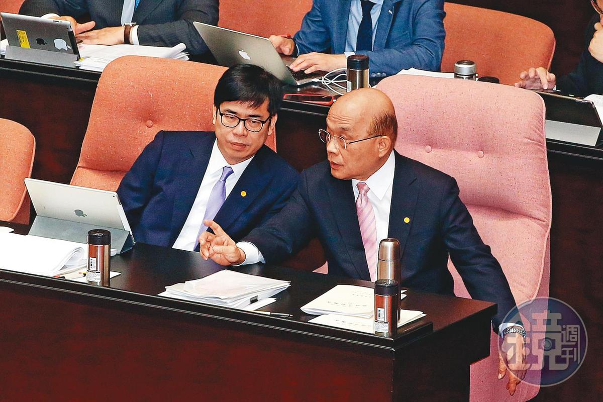 陳其邁（左）是否直接代理市長，要由行政院長蘇貞昌（右）拍板決定。