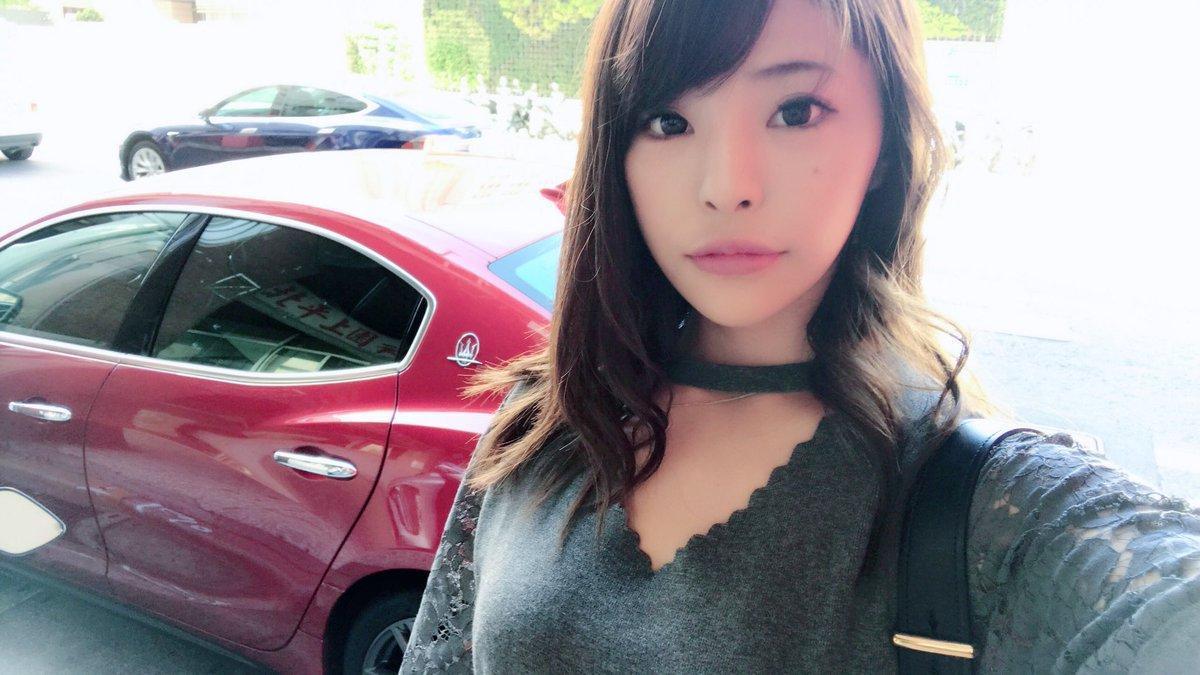 片桐襟理香近年住在台灣，曾秀出她擁名貴跑車。（翻攝片桐襟里香推特）