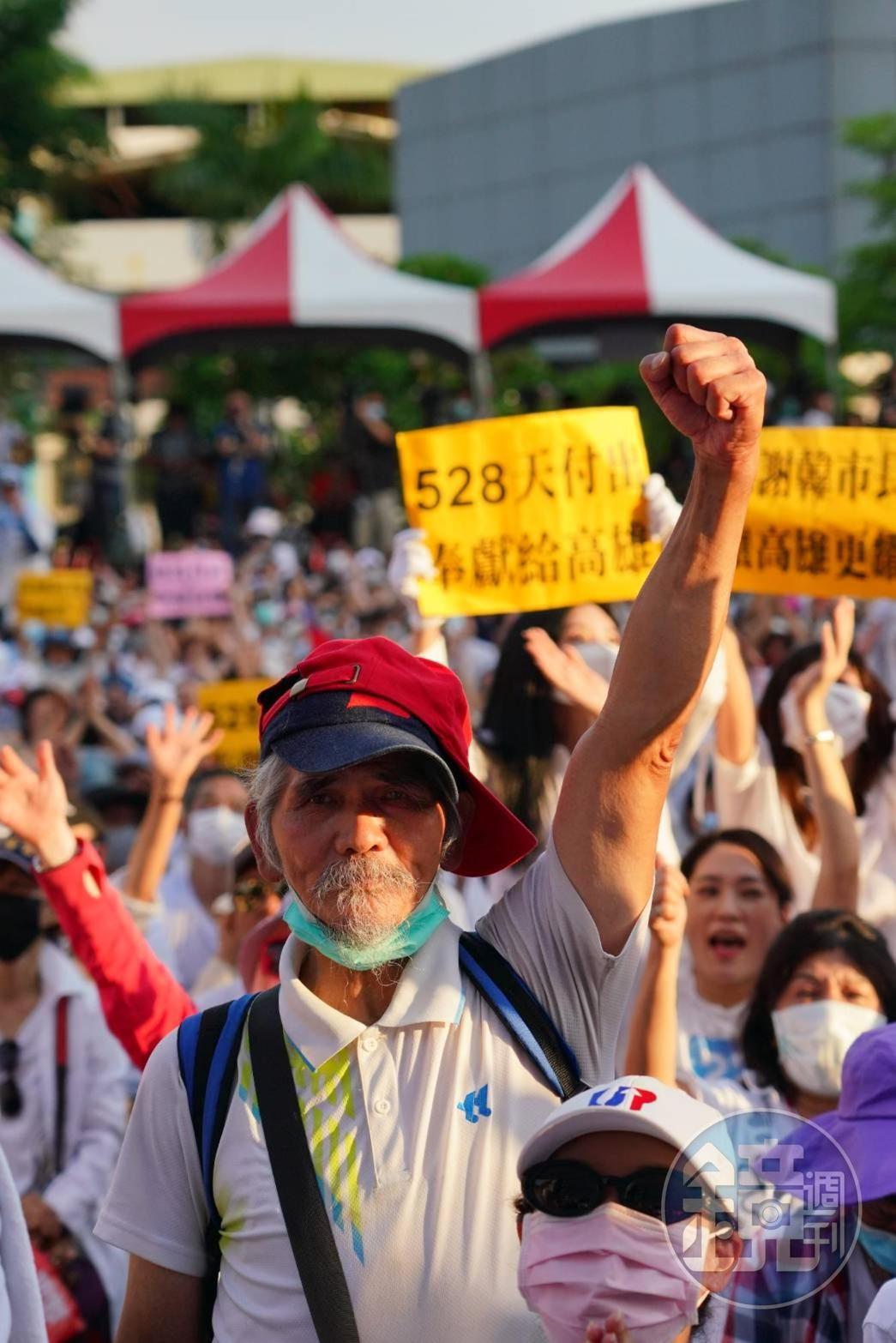 韓國瑜在市府的最後一天，許多支持者前來參加道別音樂會，情緒相當激動。