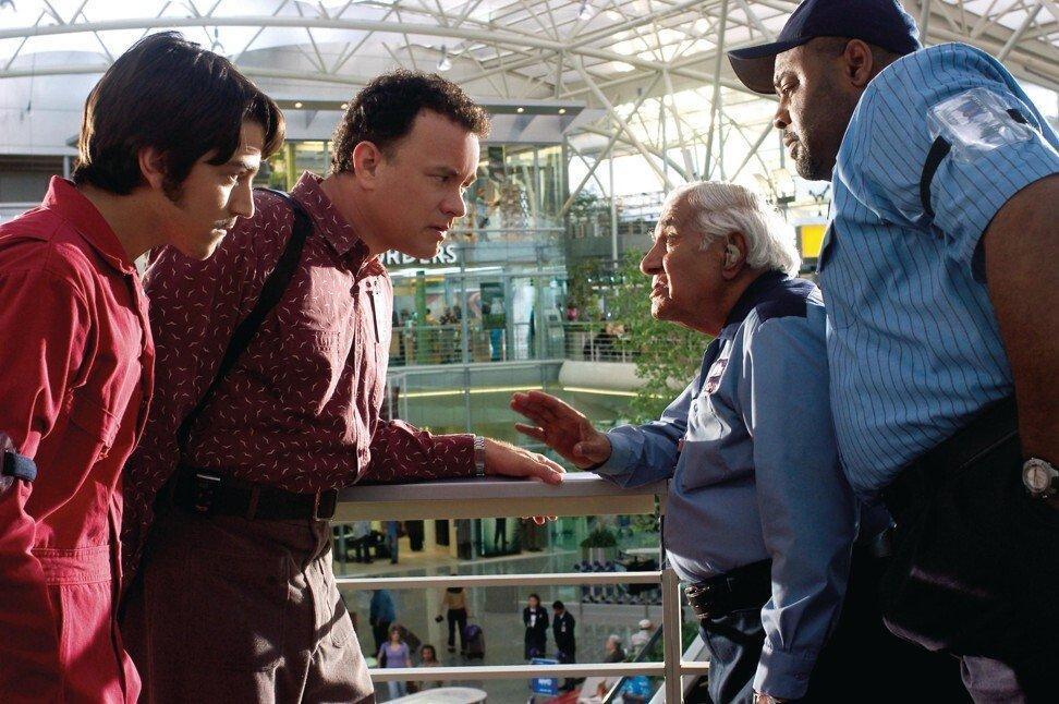 《航站情緣》裡，湯姆漢克斯飾演受困機場的無國籍人球。（網路截圖）