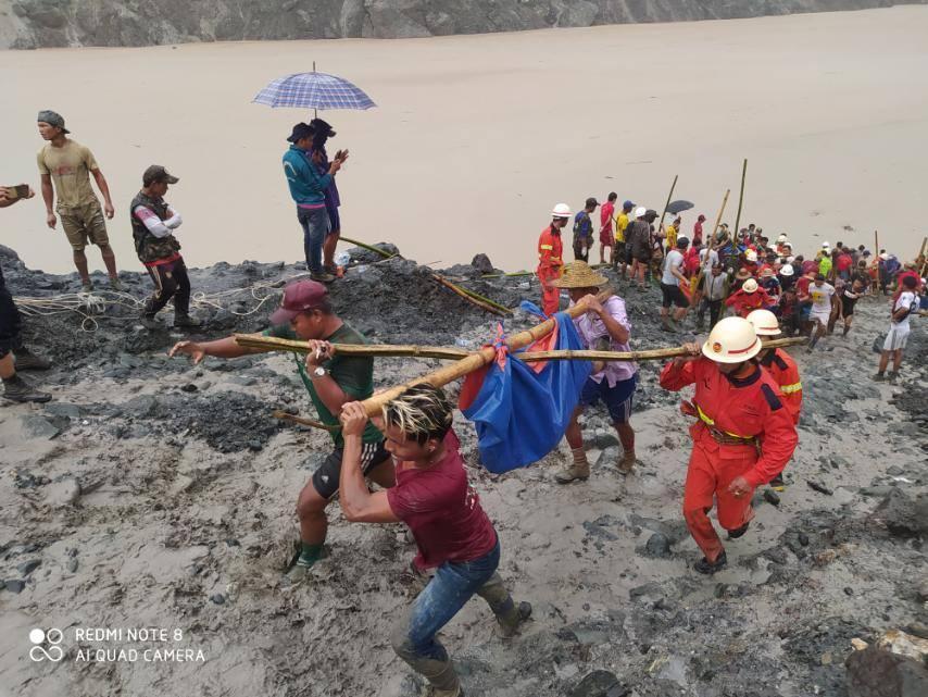 緬甸玉石礦場昨日發生山崩，導致眾多採礦工人身亡。（翻攝自緬甸消防局臉書）