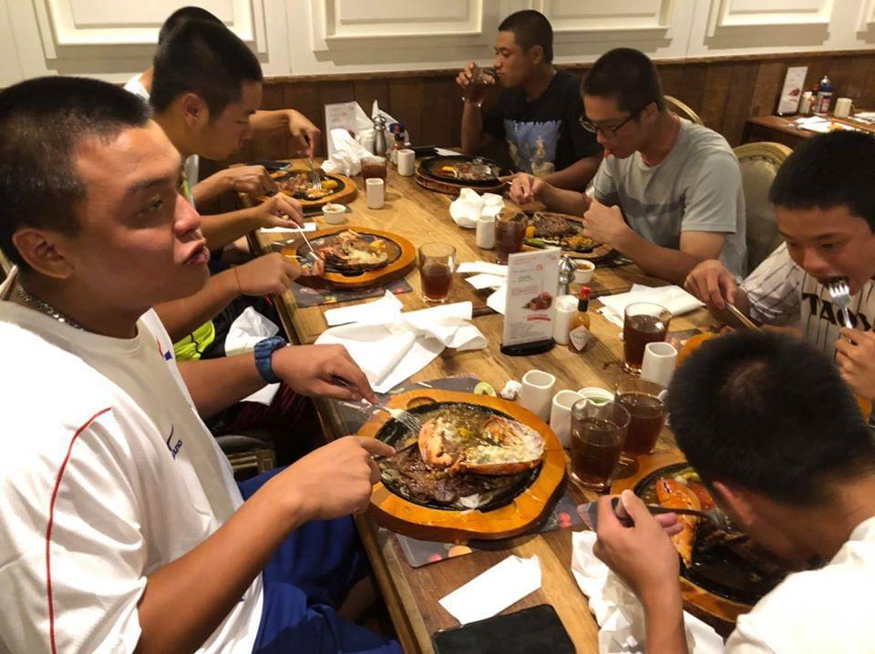 台東當地網友為辜仲諒平反，表示小將吃的歐鄉牛排已經是台東最高級的餐廳。（翻攝中華棒協臉書）
