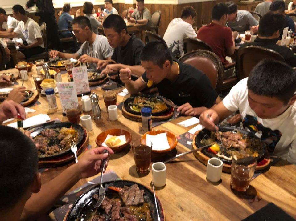 網友強調，雖然牛排館對都市人來說司空見慣，但對台東人來說是相當奢侈的。（翻攝中華棒協臉書）
