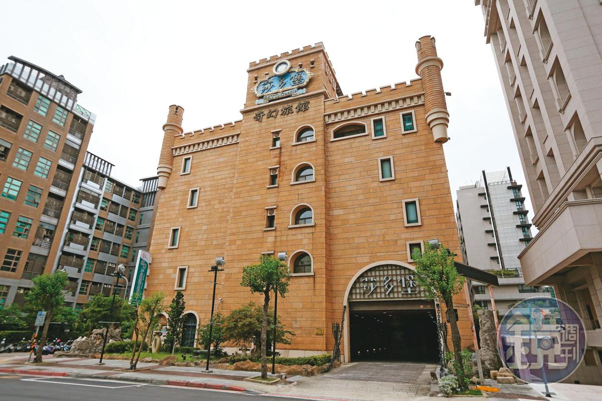 台北市莎多堡奇幻旅館占地800坪，是百億大亨張董的家產之一，近來傳出已遭張妻售出。