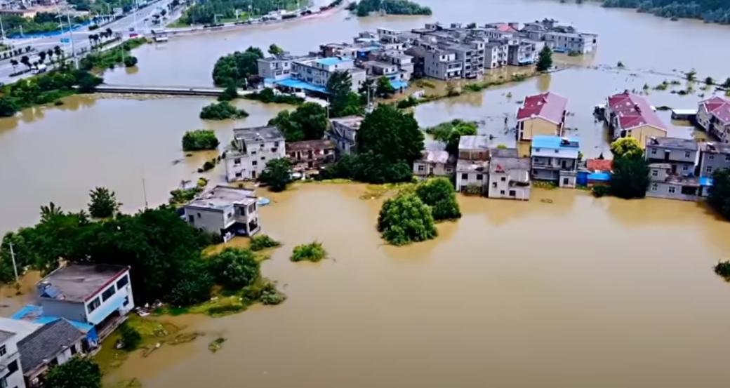 網友表示，安徽長江附近的村莊亦陷入危機，隨著水位不斷攀升，村莊已成一片汪洋。（翻攝自覺遍十方YouTube頻道）