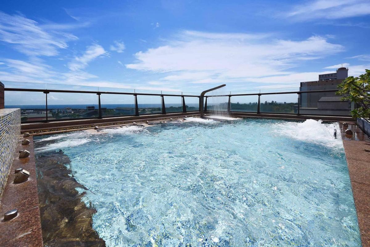 花蓮福容大飯店的泳池，感覺超清涼。