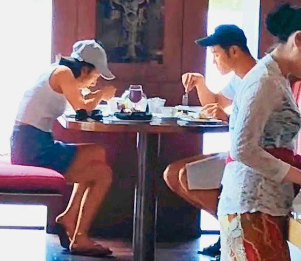 阮經天和宋祖兒被目擊在峇里島吃早餐，雖然有人澄清是去補戲，但年初男方又被拍到留宿女生家。（翻攝自新浪娛樂）
