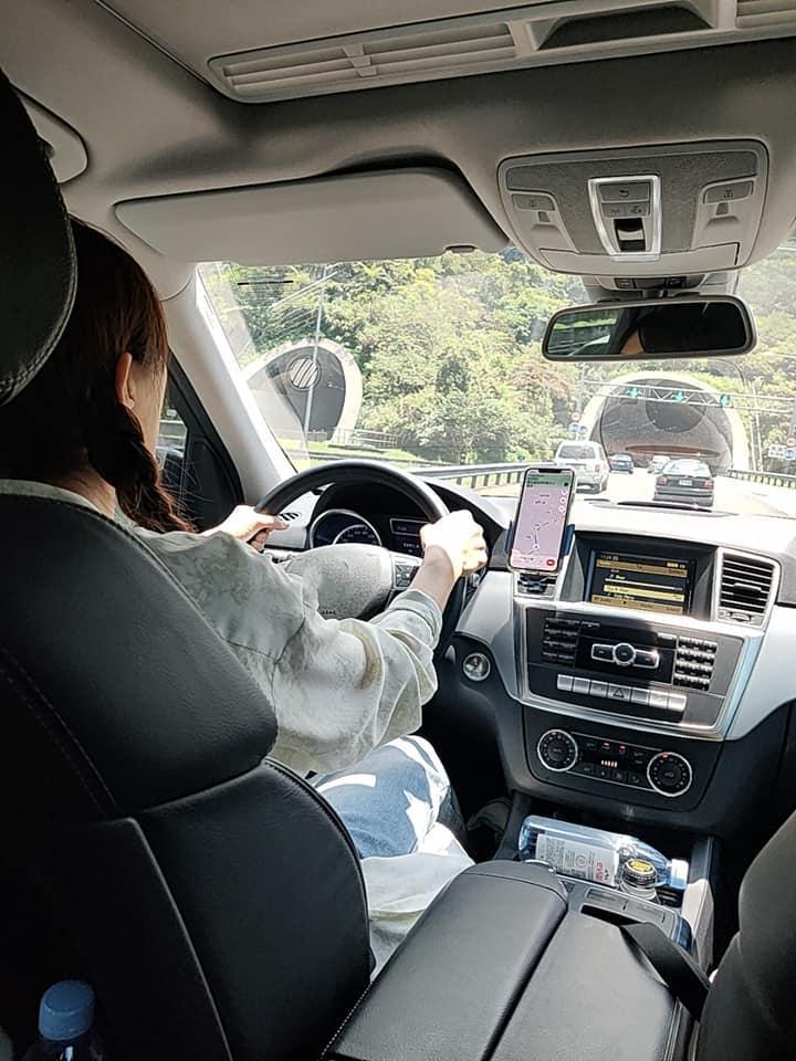 Ella擔任司機，Hebe爆料「熱愛開車的司機陳大姐說以後退休要去開娃娃車」。（翻攝自田馥甄 Hebe臉書）