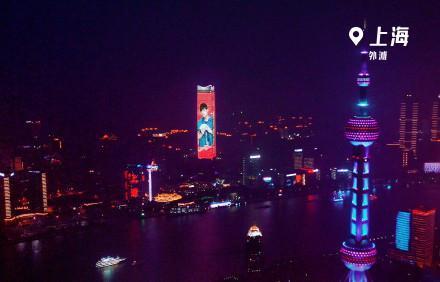 周杰倫直播預告透過大螢幕放送至中國各大城市。（翻攝微博）