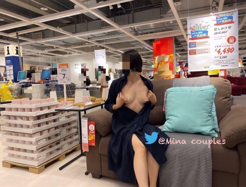 女子「台中米娜」到IKEA台中店裸拍，在推特PO圖。（翻攝自推特）
