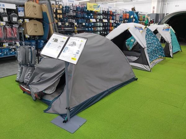 原PO撞見民眾把運動運品店的帳篷當成午睡地方，不禁調侃只需要一個帳篷與冷氣，整個大賣場都是那位客人的午休時間。（翻攝自臉書「爆怨公社」）