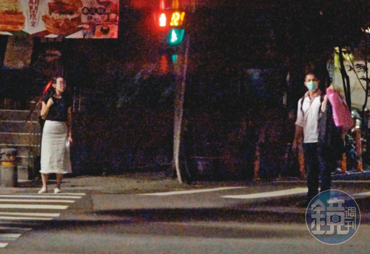 8月7日01:12，吳怡農（右）與小農女（左）互動低調謹慎，在馬路上還刻意保持「社交距離」。