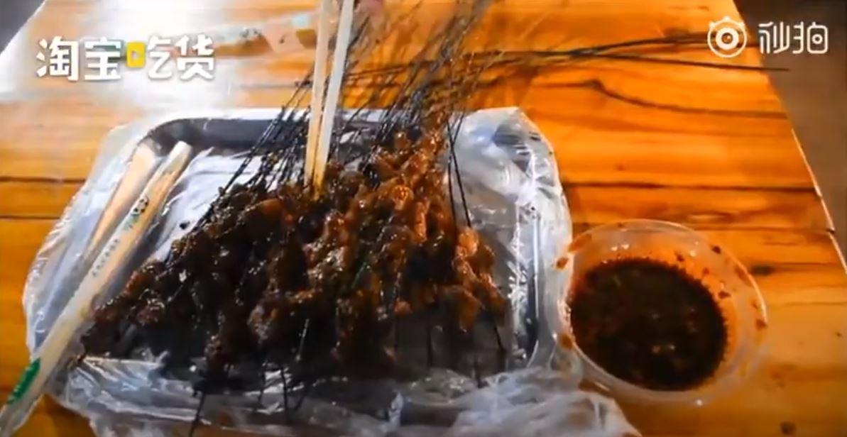 中國燒烤店「回收剩肉」挨轟。（翻攝自影片）