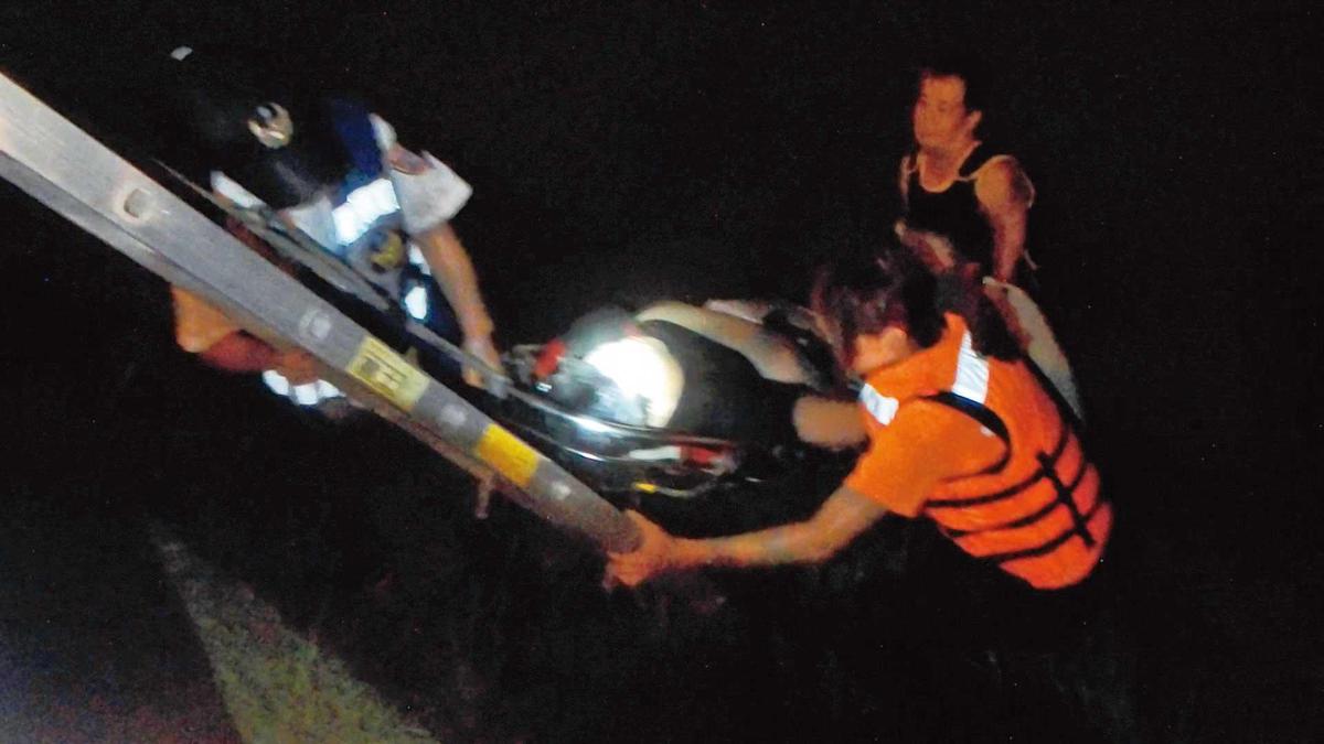 消防隊員將吳志德打撈上岸時，已經沒有呼吸、心跳。（翻攝畫面）