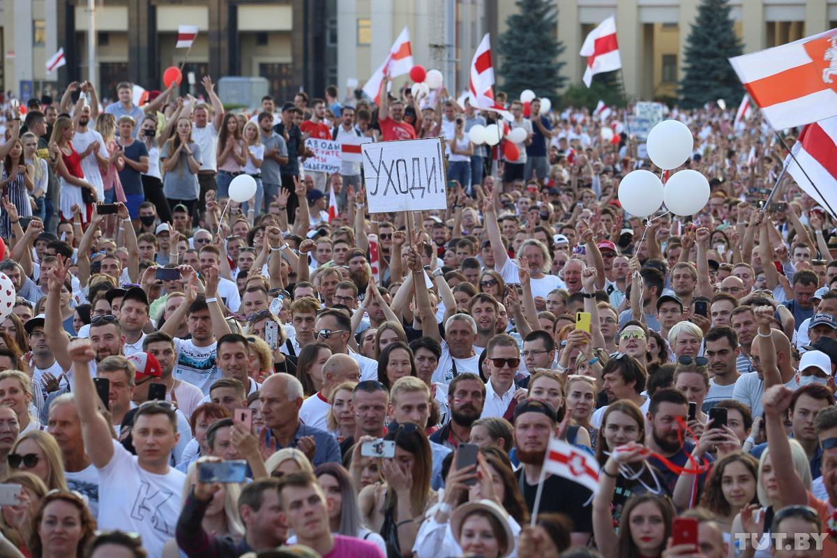 白羅斯大選爭議引爆20萬人上街抗爭，要求總統盧卡申科下台。（翻攝自推特@tutby）