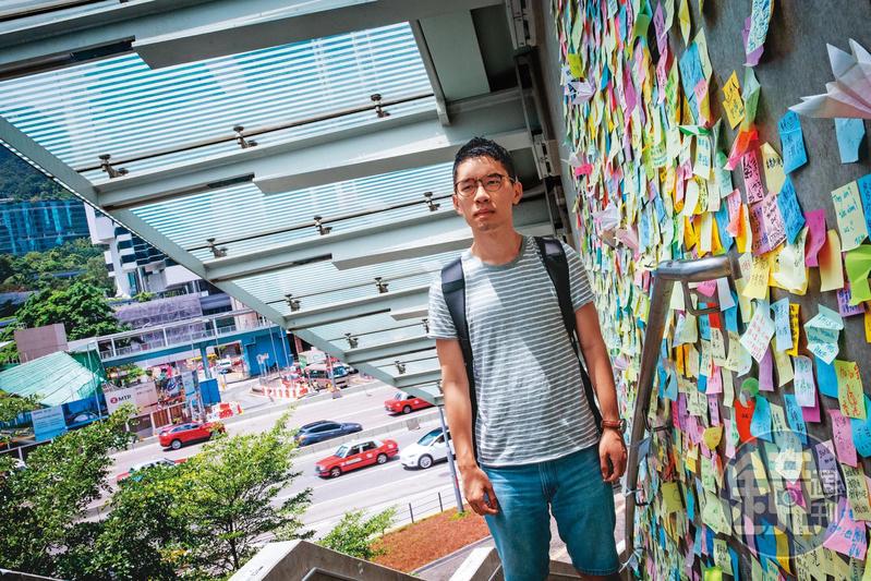 去年7月反送中运动采访罗冠聪时，摄於通往政府总部的阶梯，一旁的连侬墙是香港自伞运起的第1面连侬墙。而今他流亡英国，不知何时才能归来？