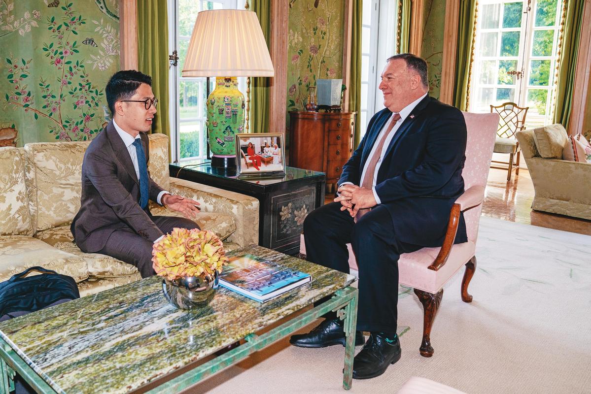 美国国务卿蓬佩奥（右）7月访英期间，特地指名与罗冠聪（左）单独会面逾20分钟。（翻摄立法会Flickr）