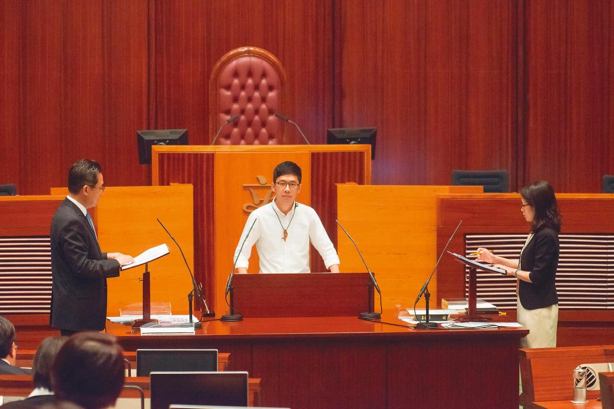 曾为香港最年轻立法会议员，罗冠聪（右）遭法庭认定其宣誓过程违法，遭剥夺议席。（翻摄立法会Flickr）