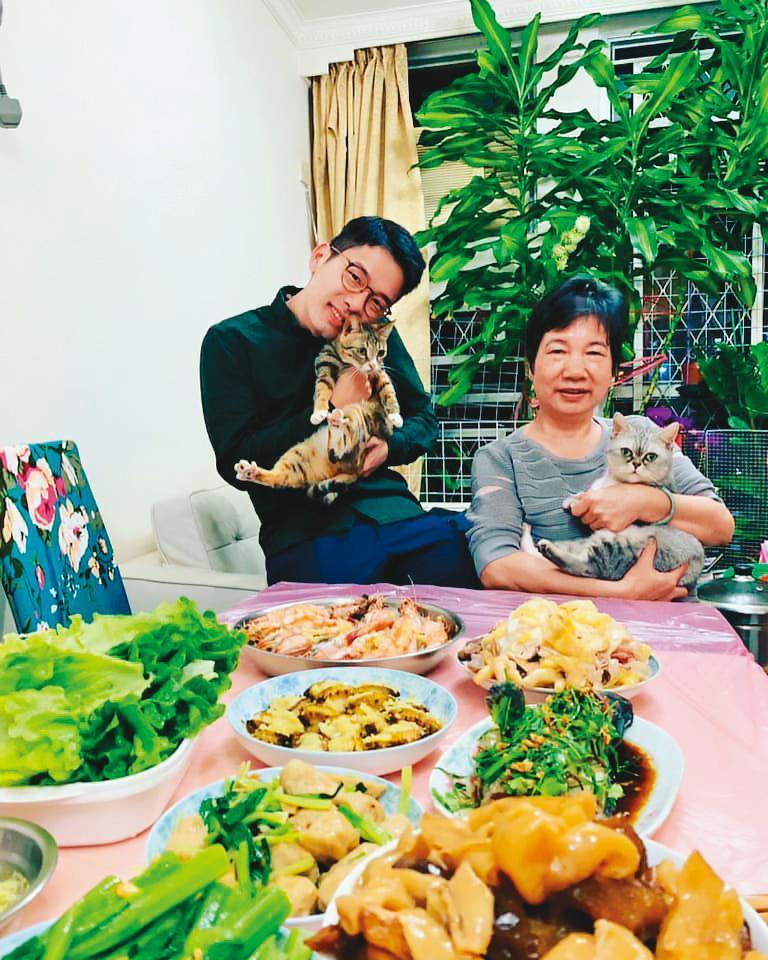 背负香港的命运，罗冠聪（左）被迫抛下母亲（右）与2只爱猫，独自踏上流亡旅程。（翻摄罗冠聪脸书）