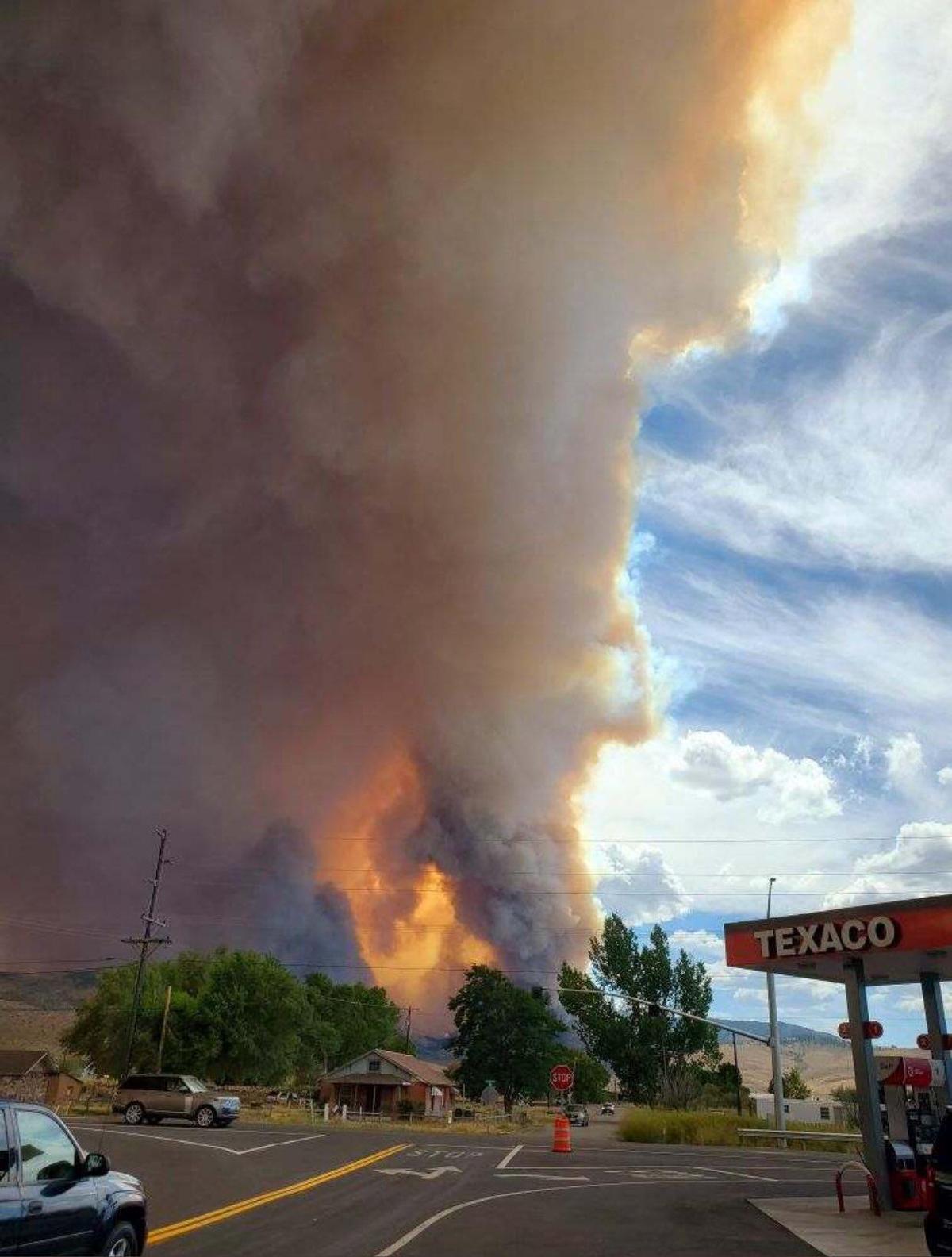 美國加州於15日發生罕見的火龍捲現象。（翻攝自推特）