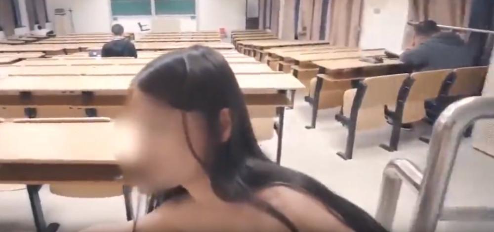 女子一絲不掛地在校園拍攝不雅影片，全程裸體，一路從學校操場、教室間、到教學樓等地方。（翻攝自網路）