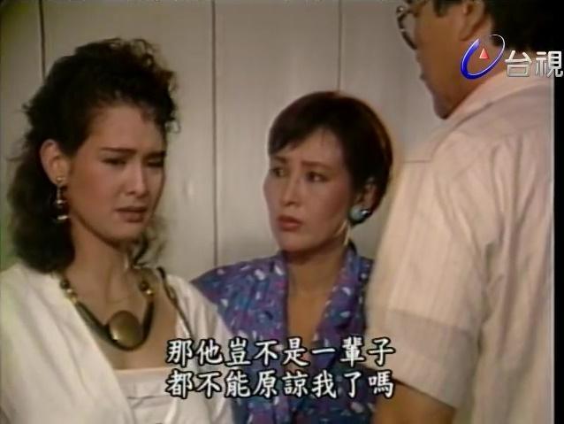 李湘1986年演出台視8點檔《金色山莊》，與後來有「老版許瑋甯」之稱的《花系列》女星席曼寧演一對母女。（翻攝自台視youtube頻道）