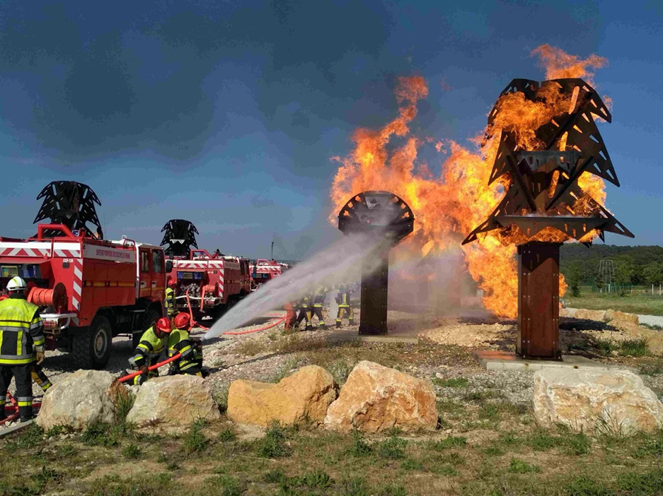 消防人員模擬超級野火來臨時的救難方法。（公視提供）