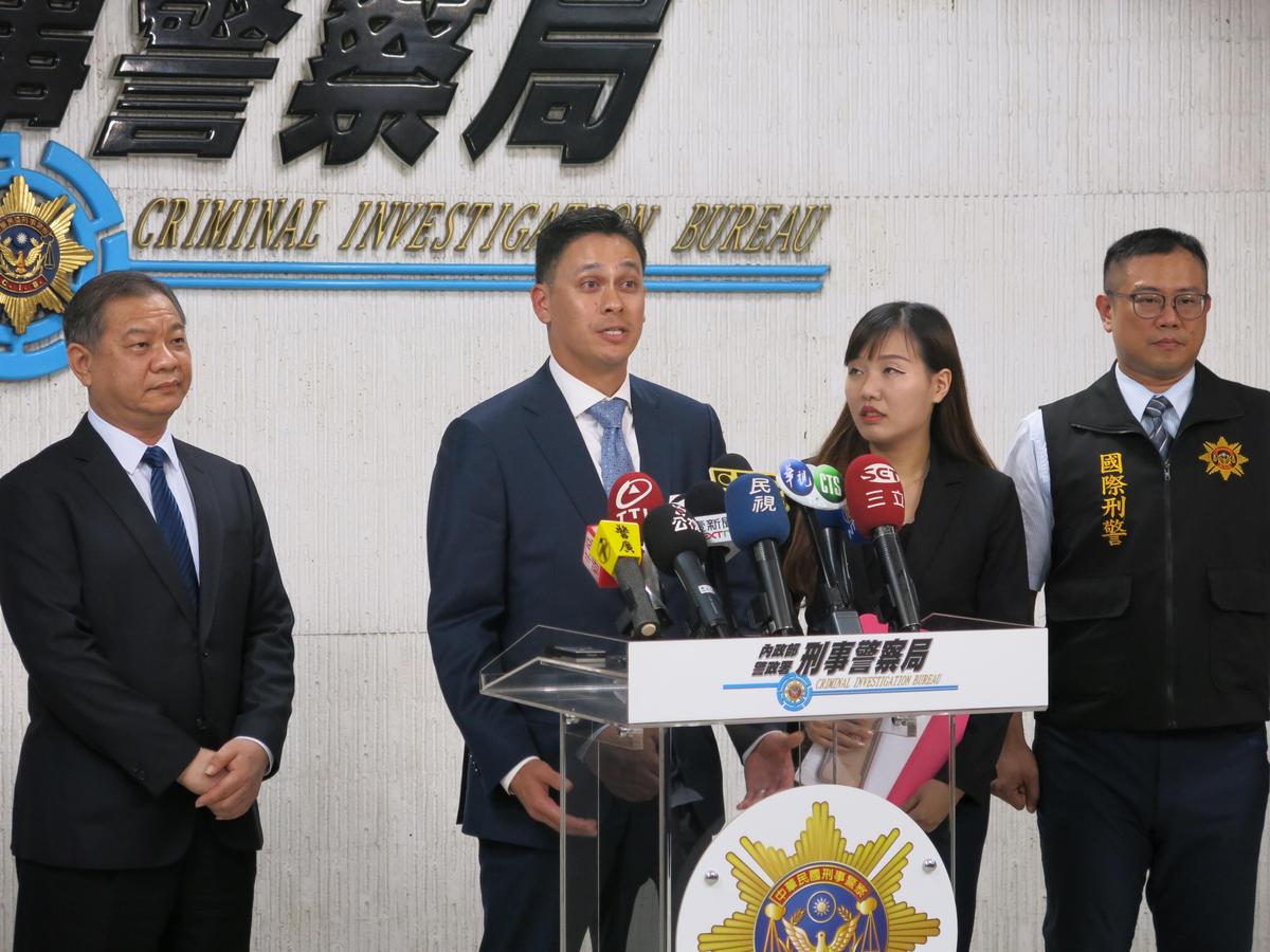 FBI駐臺灣聯絡官Nicolas G Garcia（中），特別來到刑事局感謝台灣警方協助破案。（翻攝畫面）