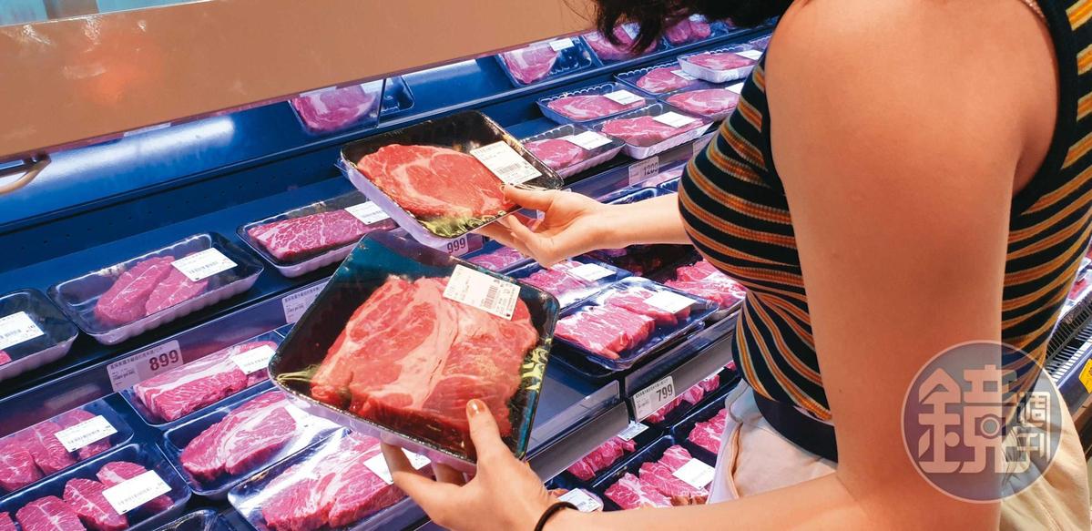 明年1月將擴大開放30月齡以上美牛及含萊克多巴胺美豬進口，圖為消費者在賣場選購美國牛肉。