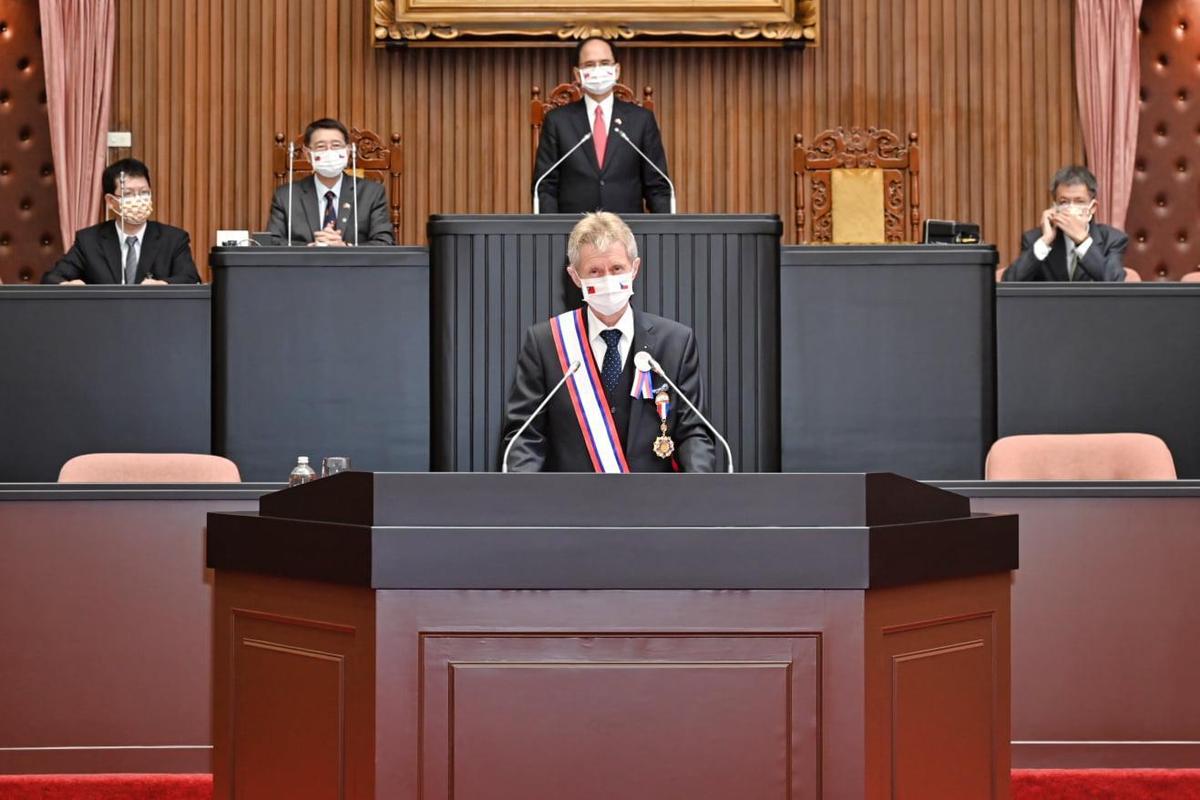 韋德齊（前排中）在本月1日赴台立法院演講時，用中文高呼「我是一個台灣人」，獲得在場朝野立委熱烈掌聲。（翻攝自游錫堃臉書）