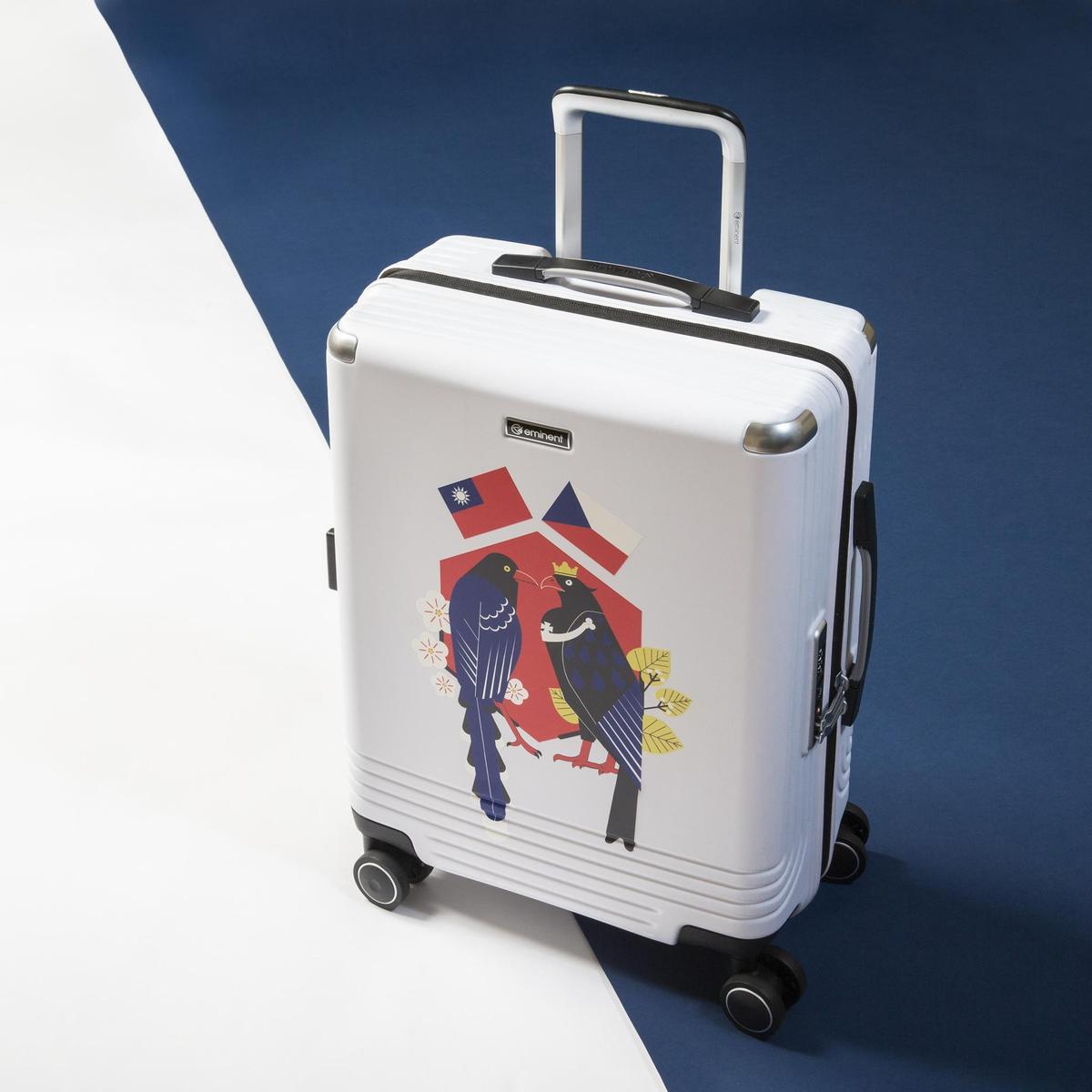 總統蔡英文贈捷克訪賓MIT行李箱，由中華文化總會設計。（中華文化總會提供）