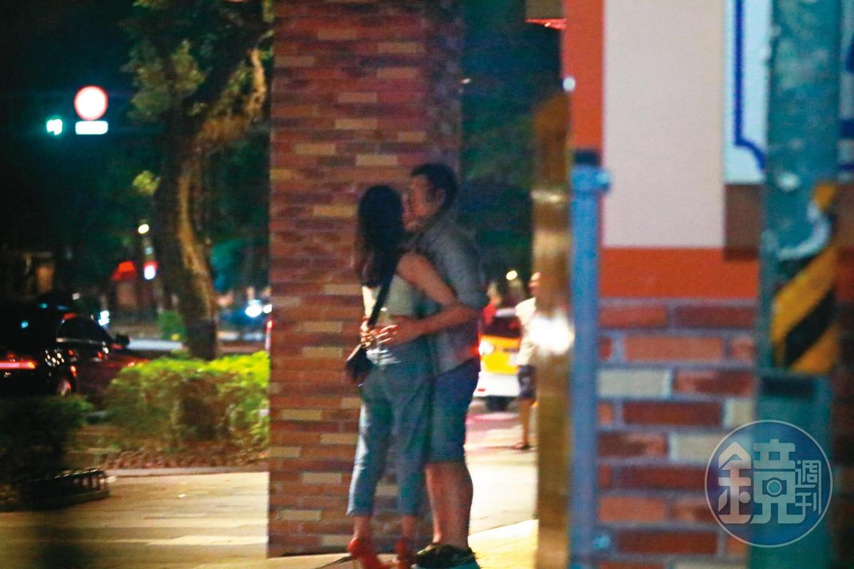 9月4日 00:07 喝到酒酣耳熱，步出酒吧等小黃時，兩人緊緊擁抱在一起接吻。