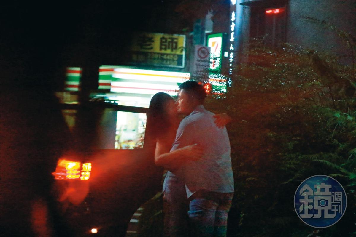 9月4日 00:19 搭著小黃到家後，柯叔元直接送上霸氣擁吻，才和女方告別。
