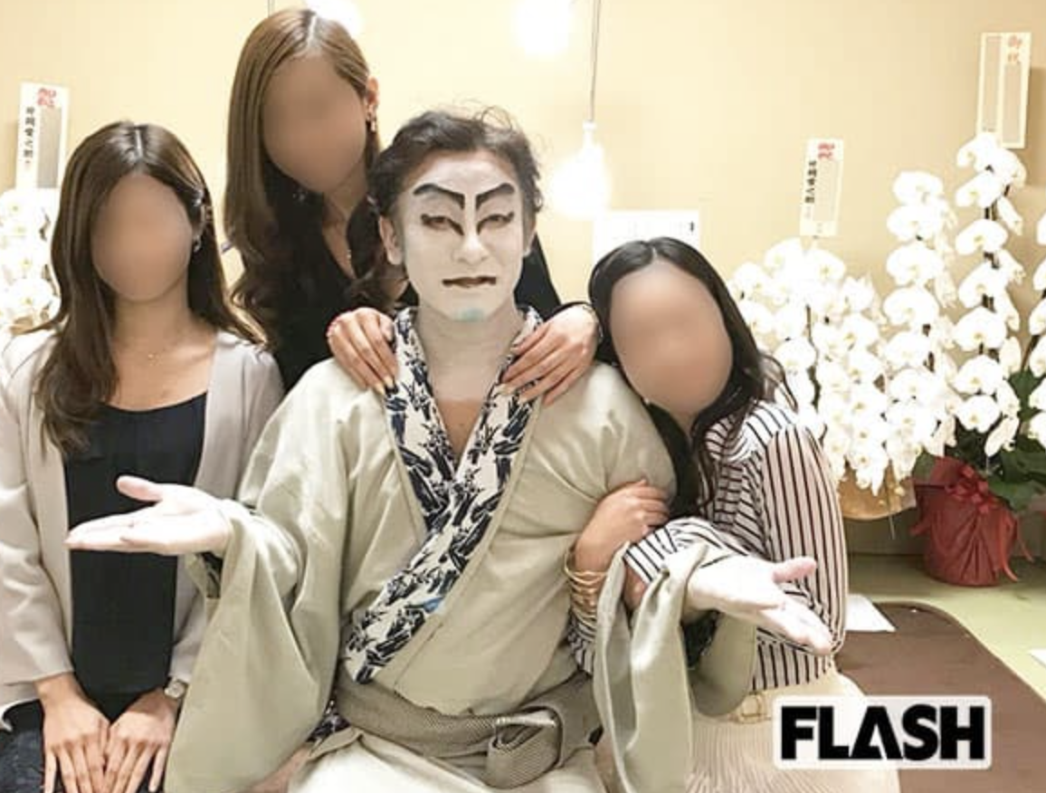 片岡愛之助（右二）在歌舞伎演出休息室中被美女們圍繞，A子（右）更直接靠在他身上。（翻攝自《FLASH》周刊）