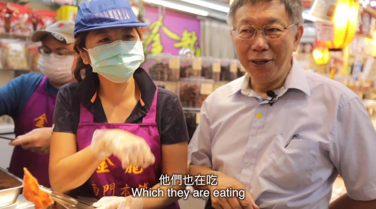 台北市長柯文哲攜手YouTuber 小貝等人，前進南門中繼市場體驗「無現金支付」及用英文介紹台灣美食。（翻攝自柯文哲 Facebook）