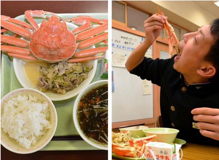 日本中小學營養午餐變化多樣，還曾出現過一整隻松葉蟹或是龍蝦。（翻攝自網路）