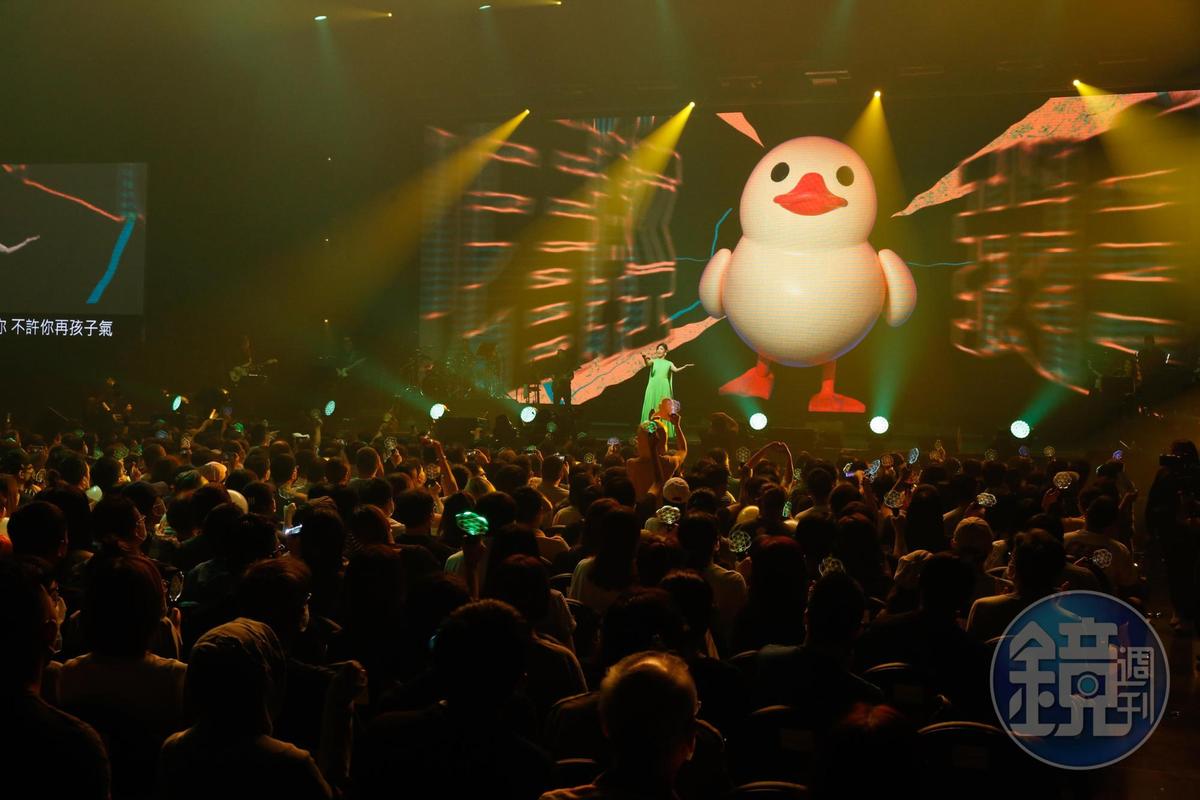 演唱會最後螢幕出現超大鴨子，引起現場歌迷歡呼。