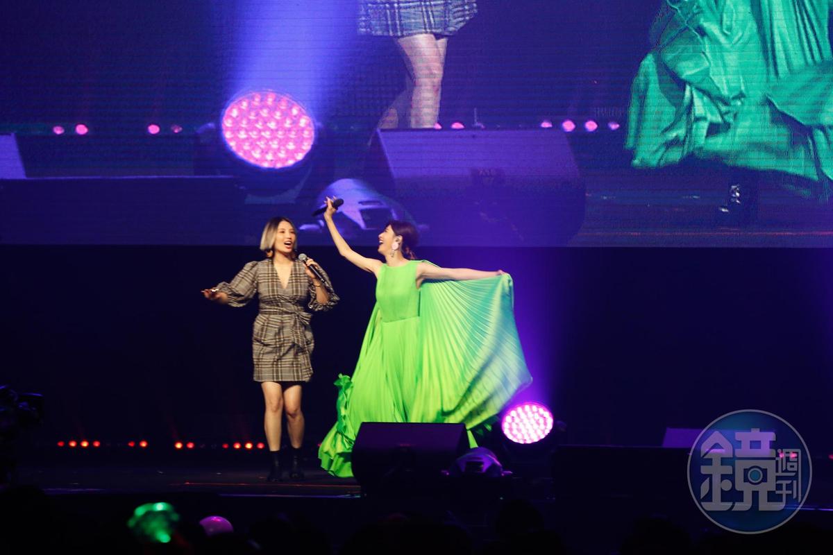 演唱會特別邀來好友魏如萱跟蘇慧倫一起同台獻唱。