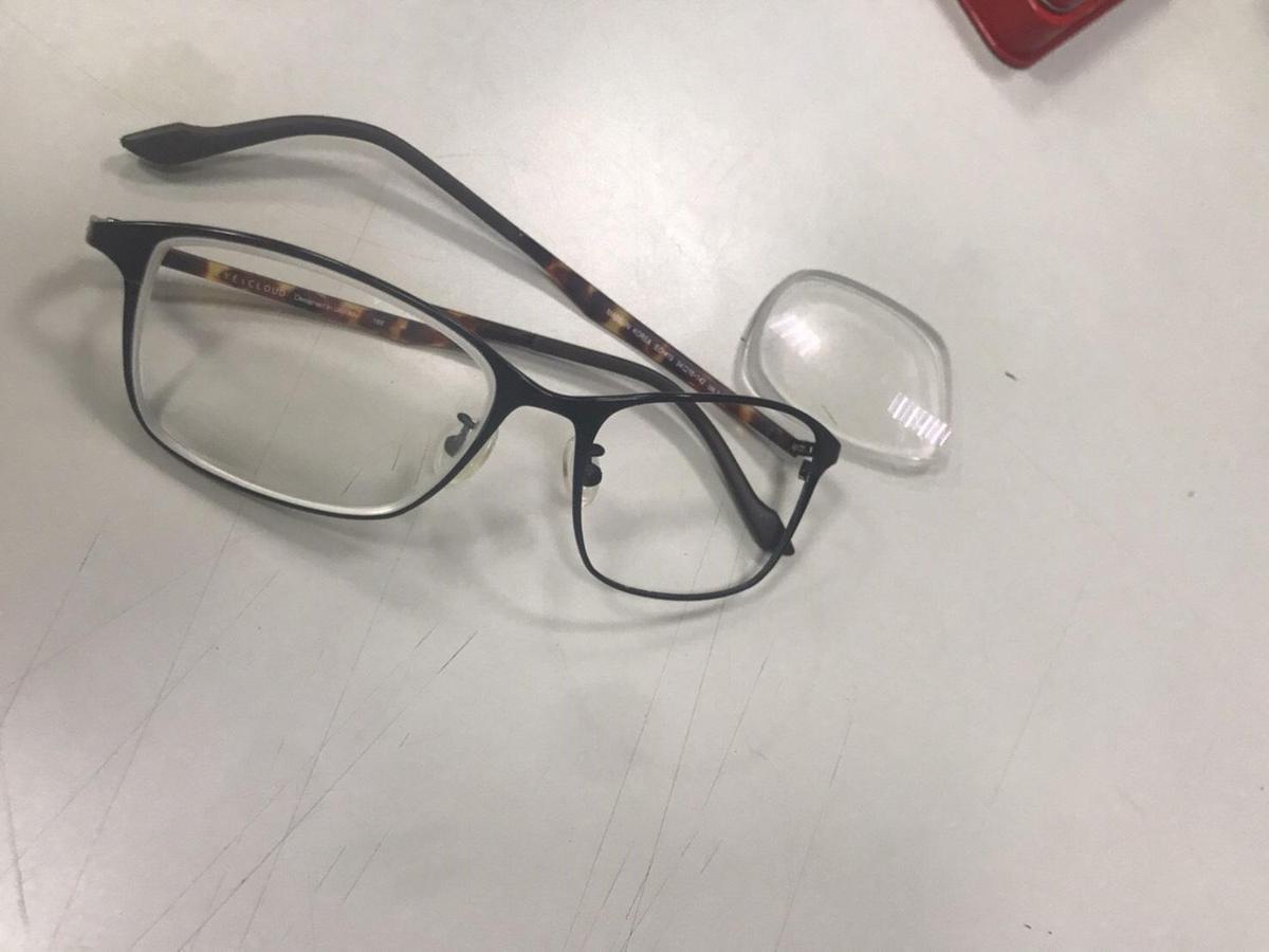 王姓員警的眼鏡被打到壞掉。（警方提供）