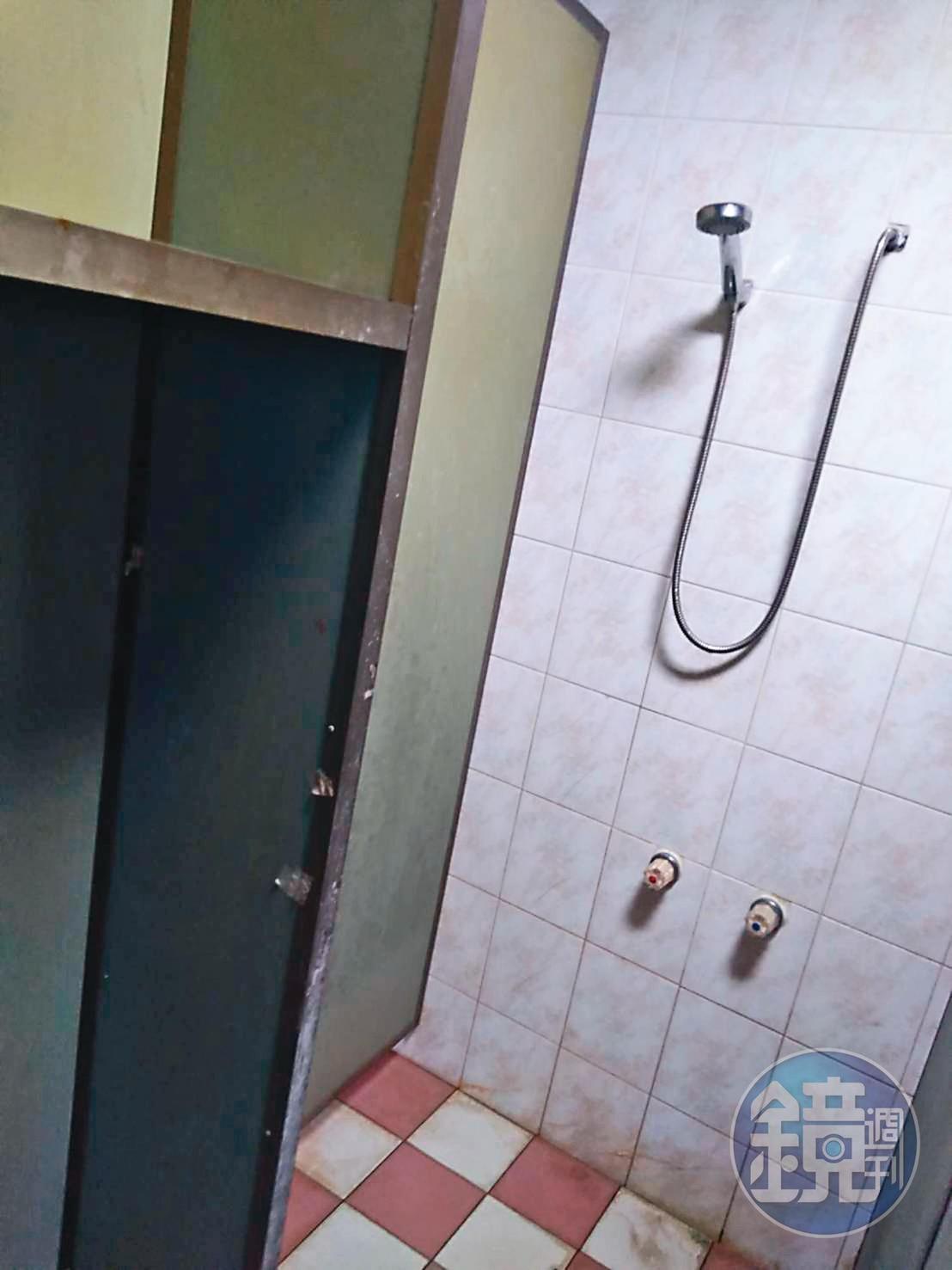 稻江管理學院的學生宿舍，公共衛浴設備老舊，狀況不佳。（讀者提供）