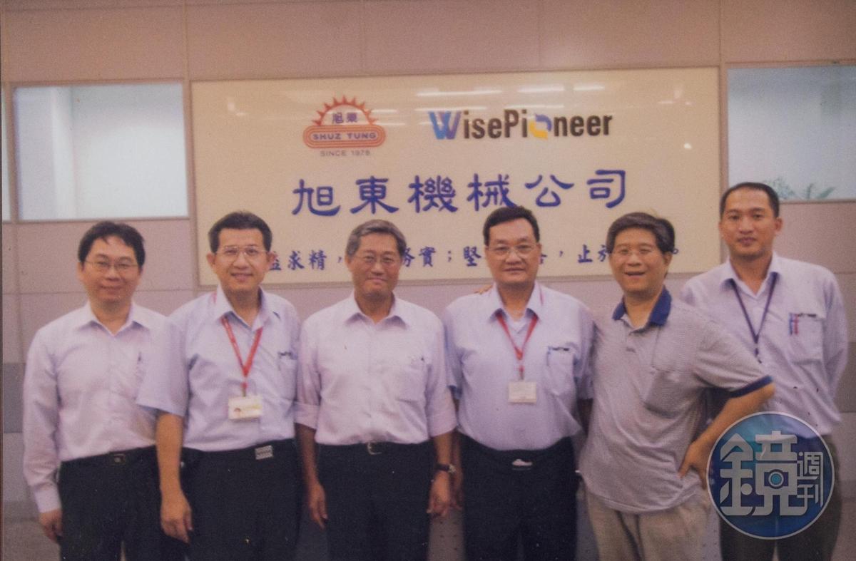 友達光電前董事長李焜耀（左3）是提攜旭東機械進入光電產業的貴人，莊添財（右3）飲水思源，辦公室高掛2人的合照。